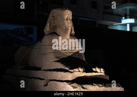 Une statue d'un sphinx, l'un des plus de 600 qui se dresse le long de la route des béliers ou de l'avenue des sphinx reliant le temple de Louxor à Karnak en Égypte. Banque D'Images