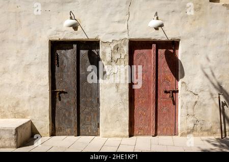 Portes en bois sculptées de style arabe dans le quartier historique d'Al Fahidi, Deira, Dubaï, Émirats arabes Unis. Banque D'Images