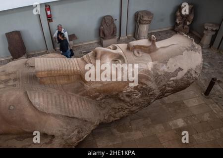 Une statue géante de Rameses II, un pharaon égyptien se trouve dans le musée construit pour l'exposer à Memphis, en Égypte. Banque D'Images