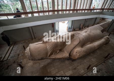 Une statue géante de Rameses II, un pharaon égyptien se trouve dans le musée construit pour l'exposer à Memphis, en Égypte. Banque D'Images