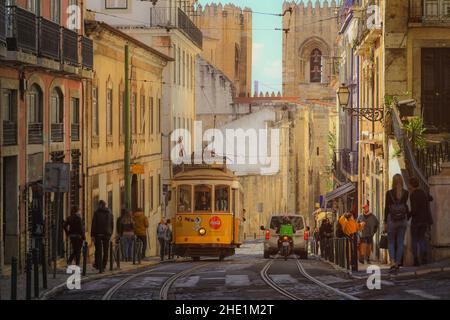 Lisbonne - Portugal, 5 novembre 2018 : une vieille voiture de tramway traditionnelle dans le centre-ville de Lisbonne, Portugal. La ville a gardé le vieux tram traditionnel en soi Banque D'Images