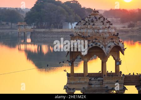 Vue sur le lac de Gadisar scène paisible le matin au lever du soleil, Jaisalmer Inde Banque D'Images