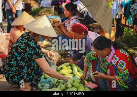 Bac ha, Vietnam - 7 juillet 2019 : attention sélective sur l'achat de légumes vietnamiens au marché de bac Ha, bac Ha est le marché de la tribu des collines dans le nord du Vietnam Banque D'Images