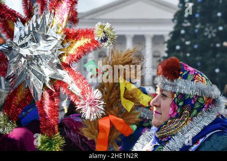 Kramatorsk, Ukraine.07th janvier 2022.Une femme habillée de style ukrainien national tout en portant un symbole de l'étoile de Bethléem lors de la célébration du Noël orthodoxe dans le centre de Kramatorsk.Noël en Ukraine peut être célébré le 25th décembre ou le 7th janvier.C'est parce que différentes églises orthodoxes et catholiques grecques en Ukraine utilisent l'ancien calendrier 'Julien' ou le 'nouveau' calendrier grégorien pour leurs festivals d'église.(Photo par Andriy Andriyenko/SOPA Images/Sipa USA) crédit: SIPA USA/Alay Live News Banque D'Images