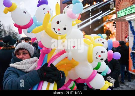 Kramatorsk, Ukraine.07th janvier 2022.Une femme tient des ballons de bonhomme de neige pendant la célébration du Noël orthodoxe dans le centre de Kramatorsk.Noël en Ukraine peut être célébré le 25th décembre ou le 7th janvier.C'est parce que différentes églises orthodoxes et catholiques grecques en Ukraine utilisent l'ancien calendrier 'Julien' ou le 'nouveau' calendrier grégorien pour leurs festivals d'église.(Photo par Andriy Andriyenko/SOPA Images/Sipa USA) crédit: SIPA USA/Alay Live News Banque D'Images