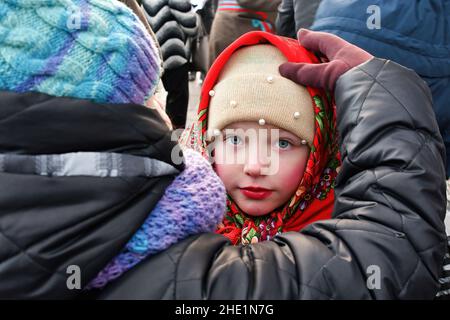 Kramatorsk, Ukraine.07th janvier 2022.Une jeune fille habillée de style ukrainien national lors de la célébration du Noël orthodoxe dans le centre de Kramatorsk.Noël en Ukraine peut être célébré le 25th décembre ou le 7th janvier.C'est parce que différentes églises orthodoxes et catholiques grecques en Ukraine utilisent l'ancien calendrier 'Julien' ou le 'nouveau' calendrier grégorien pour leurs festivals d'église.(Photo par Andriy Andriyenko/SOPA Images/Sipa USA) crédit: SIPA USA/Alay Live News Banque D'Images