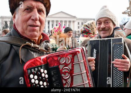 Kramatorsk, Ukraine.07th janvier 2022.Des hommes ont vu jouer des instruments de musique pendant la célébration du Noël orthodoxe dans le centre de Kramatorsk.Noël en Ukraine peut être célébré le 25th décembre ou le 7th janvier.C'est parce que différentes églises orthodoxes et catholiques grecques en Ukraine utilisent l'ancien calendrier 'Julien' ou le 'nouveau' calendrier grégorien pour leurs festivals d'église.(Photo par Andriy Andriyenko/SOPA Images/Sipa USA) crédit: SIPA USA/Alay Live News Banque D'Images