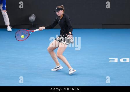 Adélaïde, Australie, 8 janvier 2022.Elena Rybakina, du Kazakhstan, joue un rôle de premier plan lors du match des WTA Singles entre Elena Rybakina, du Kazakhstan, et Misaki Doi, du Japon, le sixième jour du tournoi de tennis international d'Adélaïde à Memorial Drive, le 08 janvier 2022 à Adélaïde, en Australie.Crédit : Peter Mundy/Speed Media/Alay Live News Banque D'Images