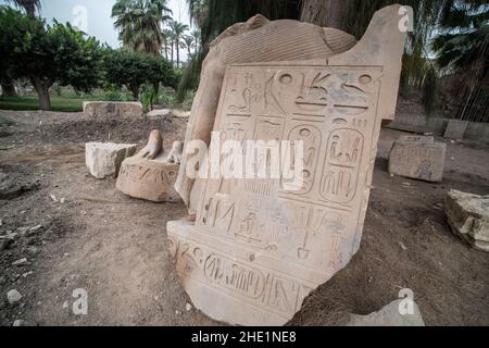 Une ancienne dalle de pierre avec des hiéroglyphes égyptiens sculptés sur elle se trouve à l'extérieur de Memphis, en Égypte. Banque D'Images