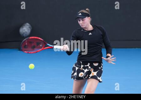 Adélaïde, Australie, 8 janvier 2022.Elena Rybakina, du Kazakhstan, joue un rôle de premier plan lors du match des WTA Singles entre Elena Rybakina, du Kazakhstan, et Misaki Doi, du Japon, le sixième jour du tournoi de tennis international d'Adélaïde à Memorial Drive, le 08 janvier 2022 à Adélaïde, en Australie.Crédit : Peter Mundy/Speed Media/Alay Live News Banque D'Images