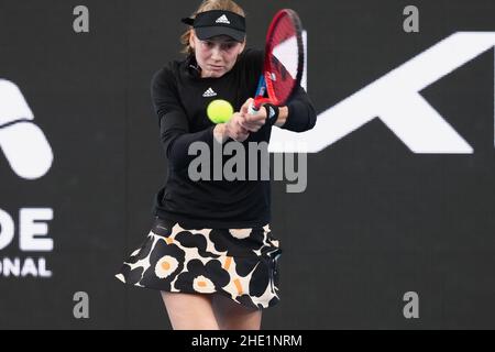 Adélaïde, Australie, 8 janvier 2022.Elena Rybakina, du Kazakhstan, joue un revers lors du match des WTA Singles entre Elena Rybakina, du Kazakhstan, et Misaki Doi, du Japon, le sixième jour du tournoi de tennis international d'Adélaïde à Memorial Drive, le 08 janvier 2022 à Adélaïde, en Australie.Crédit : Peter Mundy/Speed Media/Alay Live News Banque D'Images