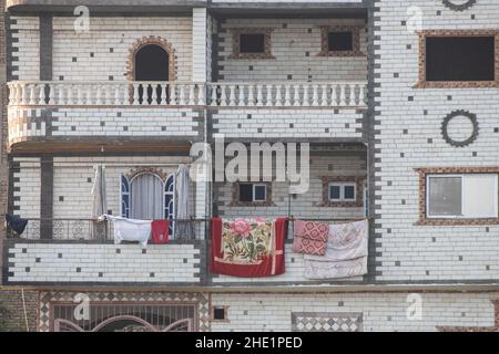 L'extérieur d'un joli bâtiment résidentiel avec des briques blanches et des balcons en Egypte. Banque D'Images