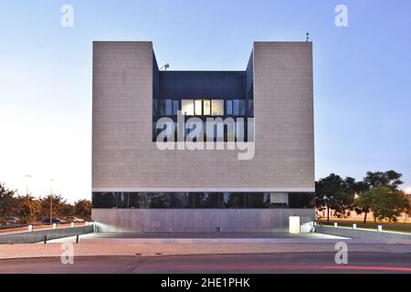 Le Teatro Municipal de Faro est un théâtre moderne situé à la tombée de la nuit à Faro Algarve, Portugal. Banque D'Images