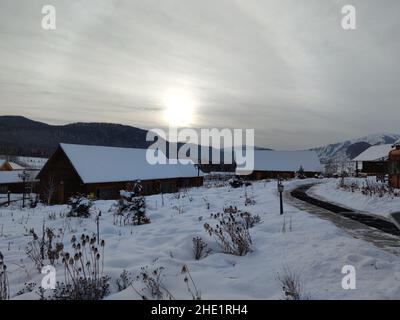 Magnifique paysage d'un petit village enneigé à Kanas, Xinjiang, Kazakhstan Banque D'Images
