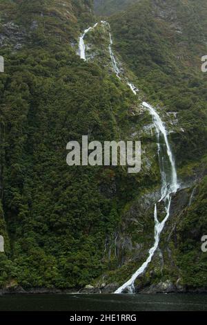 Cascade dans le Milford Sound dans le parc national Fiordland à Southland, sur l'île du Sud de la Nouvelle-Zélande Banque D'Images