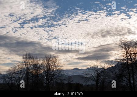 Vaduz, Liechtenstein, 23 décembre 2021 décor de nuages en fin d'après-midi sur les majestueuses alpes Banque D'Images