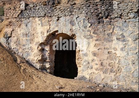 Détail architectural d'une porte de grotte dans les mines abandonnées de mazarron Banque D'Images