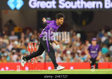 Brisbane, Royaume-Uni.08th janvier 2022.Sandeep Lamichhane de Hobart Hurricanes bols crédit: Nouvelles Images /Alay Live News Banque D'Images