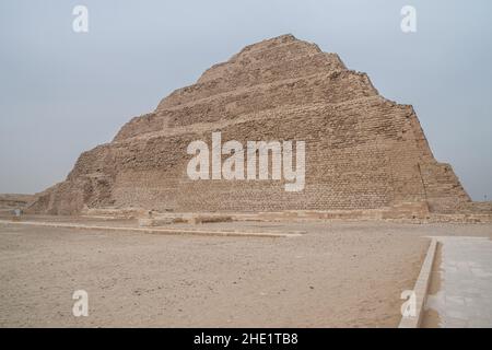 La pyramide STEP de Djoser à Saqqara, en Égypte, était considérée comme le plus vieux bâtiment en pierre du monde. Banque D'Images