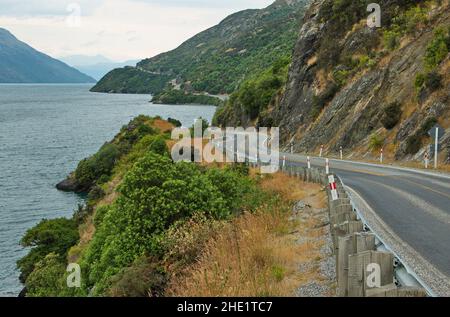 Route pittoresque au lac Wakatipu à Otago, sur l'île du Sud de la Nouvelle-Zélande Banque D'Images