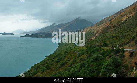 Route pittoresque au lac Wakatipu à Otago, sur l'île du Sud de la Nouvelle-Zélande Banque D'Images