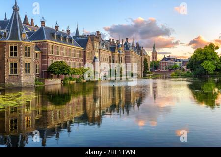 Le château de Binnenhof, situé sur le lac Hofvijver, dans la ville de la Haye, en Hollande-Méridionale, est l'un des plus anciens édifices du Parlement au monde Banque D'Images