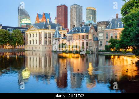 Centre-ville de la Haye, pays-Bas, vue sur le château de Binnenhof, le musée Mauritshuis et les gratte-ciel modernes Banque D'Images