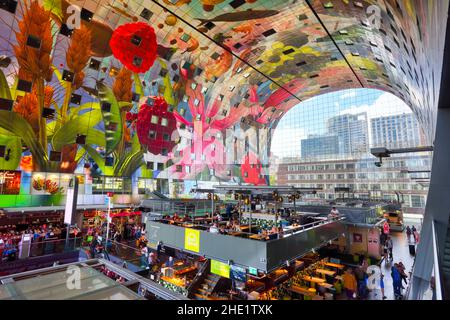 Rotterdam, pays-Bas - 20 juillet 2020 : le Markthal, un immeuble résidentiel et de bureaux avec un marché et des aires de restauration, est un contemporain de premier plan Banque D'Images
