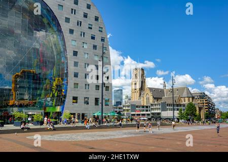 Rotterdam, pays-Bas - 20 juillet 2020 : le bâtiment moderne Markthal et l'église historique Laurenskerk sont des points forts de la ville de Rotterdam ce Banque D'Images