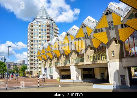 Rotterdam, pays-Bas - 20 juillet 2020 : les maisons du Cube, un exemple remarquable d'architecture contemporaine, sont l'un des monuments les plus célèbres de R Banque D'Images