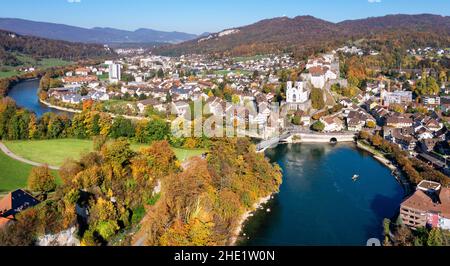 Ville d'Aarburg, Argau, Suisse, vue panoramique aérienne de la vieille ville, du château d'Aarburg et de la rivière Aare.Le château d'Aarburg est l'un des bigg Banque D'Images