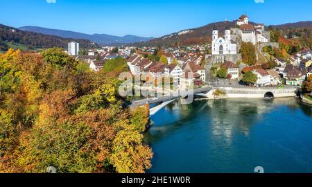 Vieille ville historique d'Aarburg et château sur la rivière Aare dans le canton d'Argau, centre de la Suisse, vue panoramique par une belle journée d'automne Banque D'Images