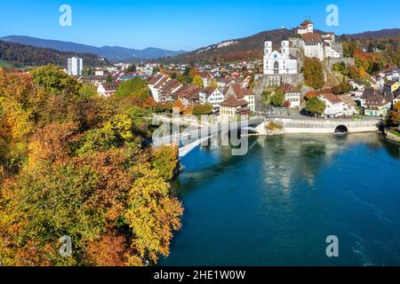 Vieille ville historique d'Aarburg et château sur la rivière Aare dans le canton d'Argau, au centre de la Suisse, lors d'une journée d'automne Banque D'Images