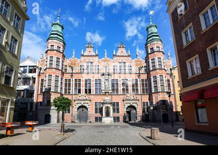 Le grand bâtiment militaire historique de Gdansk, en Pologne, est un point de repère important et l'une des maisons les plus élaborées de la vieille ville de Gdansk Banque D'Images