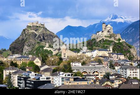 Ville historique de Sion avec ses deux châteaux, le château de Tourbillon et la basilique de la Valère, spectaculaire situé dans les Alpes suisses, canton Valais, Swit Banque D'Images