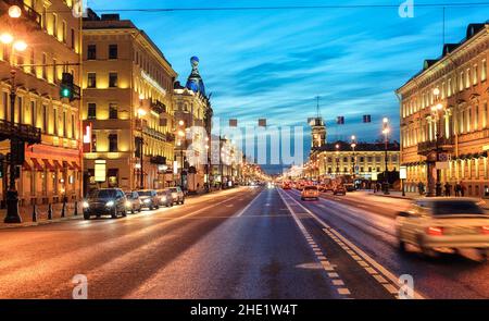 Nevsky Prospect, la rue principale du centre-ville de Saint-Pétersbourg, Russie, vue à la lumière de la fin de la soirée Banque D'Images