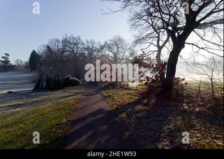 Sentier menant au bois de Summerhouse Hill, entre le 14th et le 16th trous du terrain de golf public dans le parc de la place Beckenham, Lewisham, Banque D'Images