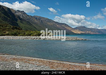 Vue sur le lac Wanaka depuis le camping Boundary Creek à Otago, sur l'île du Sud de la Nouvelle-Zélande Banque D'Images