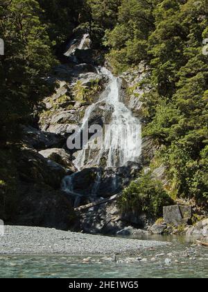 Fantail Falls à Haast River, sur la côte ouest de l'île du Sud de la Nouvelle-Zélande Banque D'Images