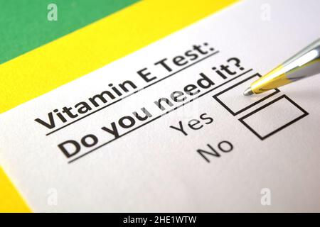 Une personne répond à une question sur le test de vitamine e. Banque D'Images