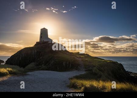 Phare de TWR Mawr en hiver sur l'île de Llanddwyn, île d'Anglesey, au nord du pays de Galles Banque D'Images