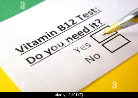 Une personne répond à une question sur le test de vitamine B12. Banque D'Images