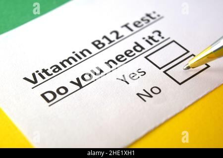 Une personne répond à une question sur le test de vitamine B12. Banque D'Images