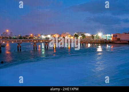 Tel Aviv - Pont sur la rivière Yarkon le soir Banque D'Images