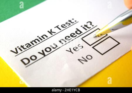 Une personne répond à une question sur le test de vitamine K. Banque D'Images