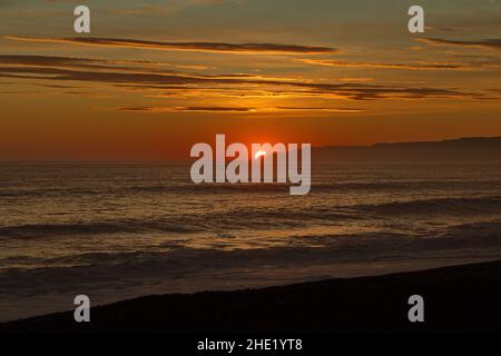 Lever du soleil dans la baie de Hawke près de te Awanga, le Cap des kidnappeurs sur l'île du Nord de la Nouvelle-Zélande Banque D'Images