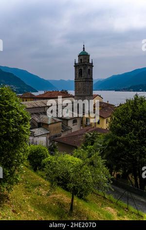 Vue sur la ville depuis le haut, y compris la basilique Saint-Giacomo, le lac de Côme et les montagnes environnantes. Banque D'Images