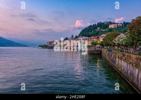 Vue sur le lac de la ville, y compris la basilique Saint-Giacomo, sur le lac de Côme au coucher du soleil. Banque D'Images