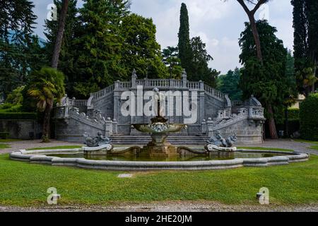 Belle fontaine dans le jardin de la Villa Sola Cabiati, situé au bord du lac de Côme, construit en 16th siècle. Banque D'Images