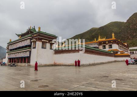 XIAHE, CHINE - 25 AOÛT 2018 : moines bouddhistes au monastère de Labrang dans la ville de Xiahe, province de Gansu, Chine Banque D'Images